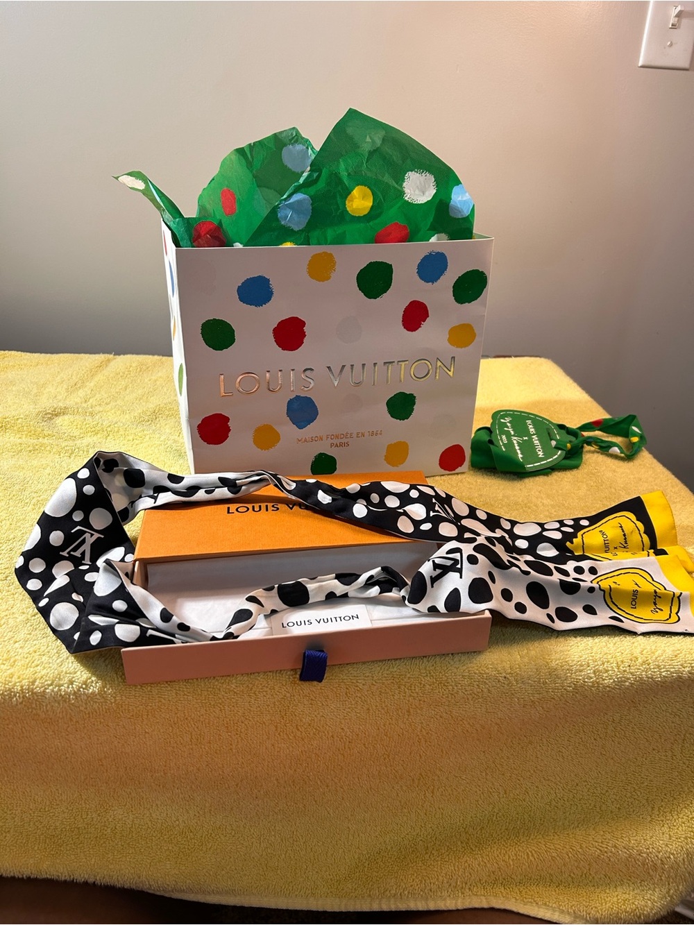Louis Vuitton Scarves & Wraps - Picture 10 of 10